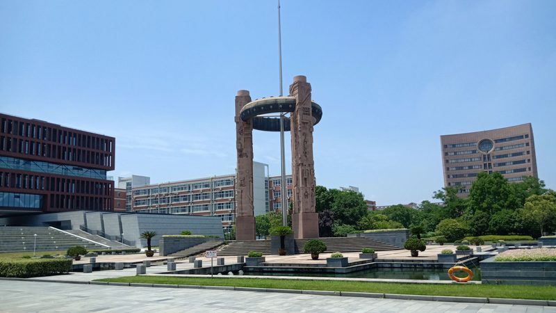 为了避免三极管过热，我们可以采取以下措施：